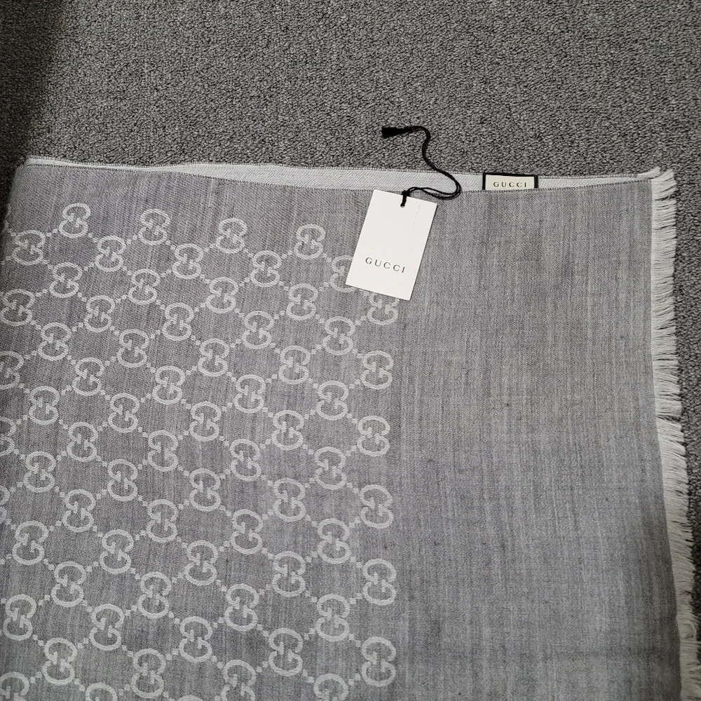 Gucci GG double sided scarf - Picture 4 of 8